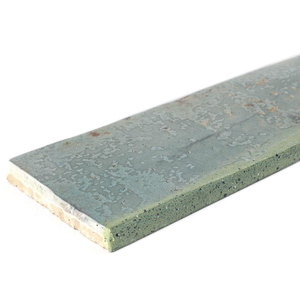 Does the vintage aqua bullnose subway tile taper on one edge?