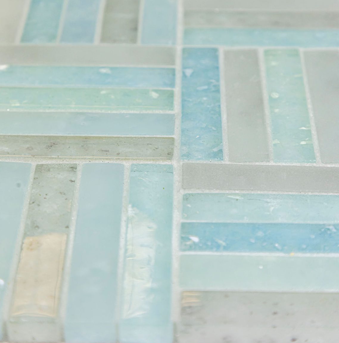 Fluid Stacked Glass Tile Y Blend